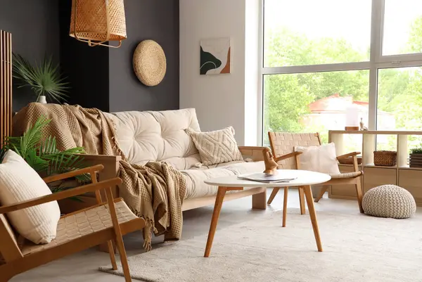 Oturma odasında koltuk ve kahve masası olan bir kanepe.