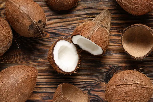 Ahşap arka planda taze hindistan cevizleri