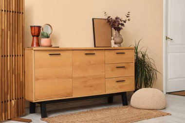 Oturma odasının içinde okaliptüs ve kaktüs var.