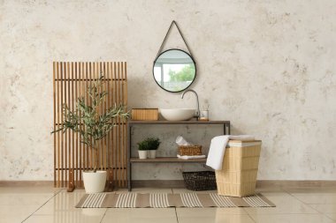 Ahşap perdeli ve dekoratif zeytin ağacıyla modern banyo.