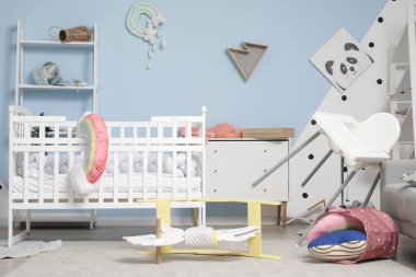 Depremden sonra mobilyaların devrildiği dağınık bir çocuk odası.