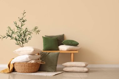 Yumuşak yastık yığını ve şık bir odada bank