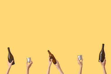 Sarı arka planda farklı çöpleri tutan kadın elleri. Geri dönüşüm kavramı