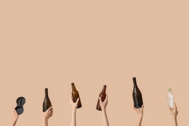 Bej arka planda farklı çöpleri tutan kadın elleri. Geri dönüşüm kavramı