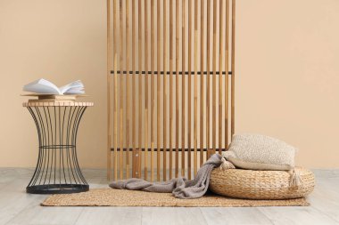 Güzel bir oturma odası, rahat bir kanepe, sehpa ve ahşap perdeli.