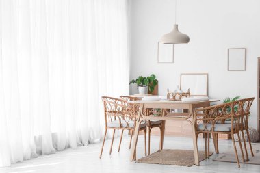 Servis masası olan şık bir yemek odası.