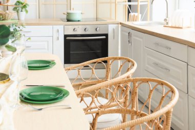 Yemek masası servis edilen modern stil mutfağı.