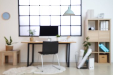 Çalışma yeri, modern bilgisayar, raf ünitesi ve koltuğu olan güzel bir ofis.