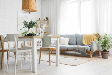 Yemek masası ve kanepesi olan ışık odasının içinde.