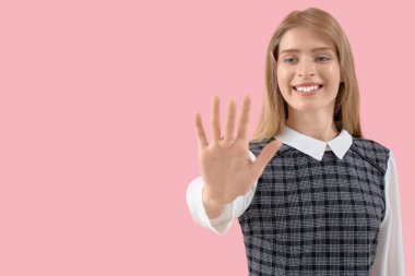 Pembe arka planda sanal ekran kullanan genç iş kadını, yakın plan