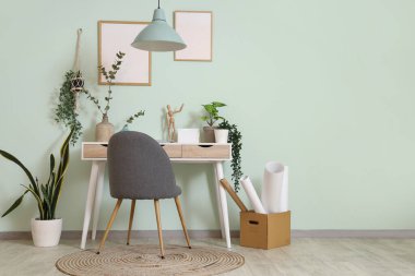 Yeşil bitkiler ve işyeriyle birlikte ofis içi