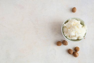 Bir kase tereyağı ve fındık.