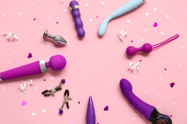 Pembe arka planda farklı seks oyuncaklarından yapılmış çerçeve