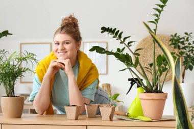 Yeşil bitkiler evde olan kadın