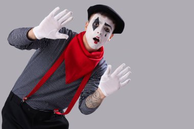 Gri arkaplanda erkek pandomimisti