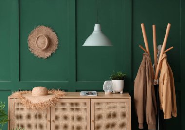 Klozet ve askılı salonun içi.