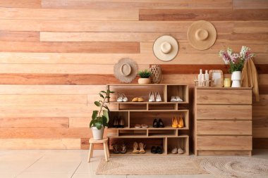 Vazoda çiçekler, koridorda dekor olan çekmeceleri rafa kaldırıyorum.