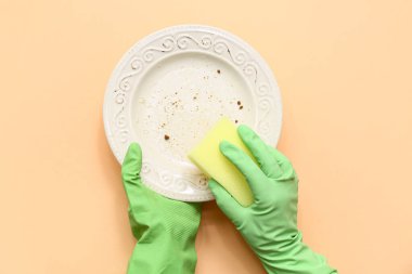 El yıkama bej arka planda bulaşık yıkama