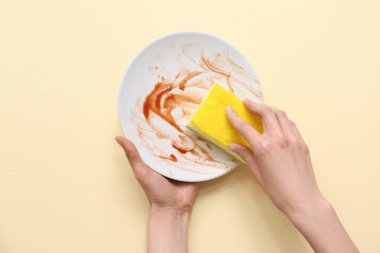 El yıkama bej arka planda bulaşık yıkama