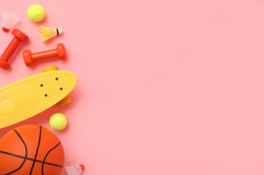 Pembe arka planda spor ekipmanları seti, üst görünüm