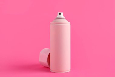 Pembe arka planda sprey boya kutusu
