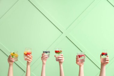 Yeşil zemin üzerinde erimiş su olan birçok el