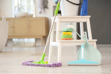 Kovayla paspas, farklı temizlik malzemeleri ve merdiven üzerindeki süngerler.