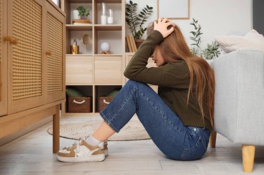 Evde panik atak geçiren genç bir kadın var.