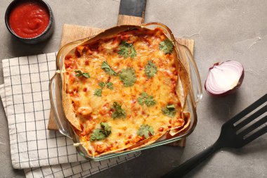 Lezzetli enchilada ve grunge soslu fırın yemeği.