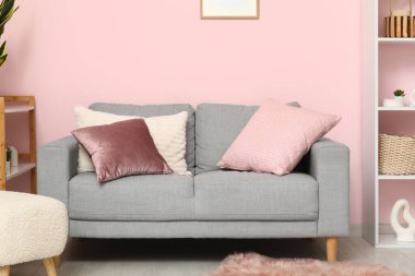 Oturma odasında yastıkları olan rahat bir kanepe.