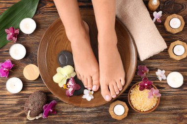 Ahşap arka planda spa tedavisi gören bir kadın.