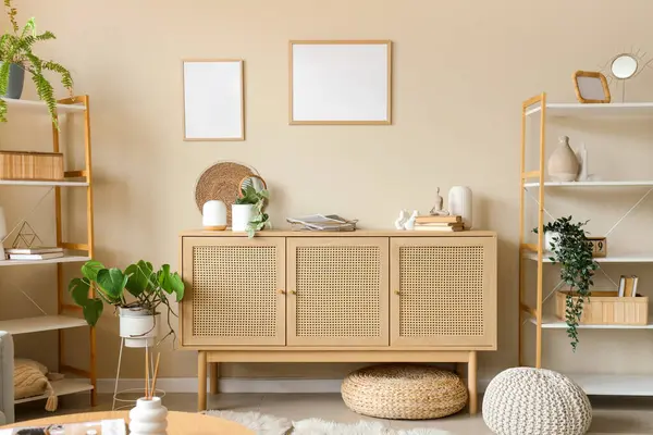 Klozet, boş çerçeve ve bitkilerle dolu oturma odasının içi