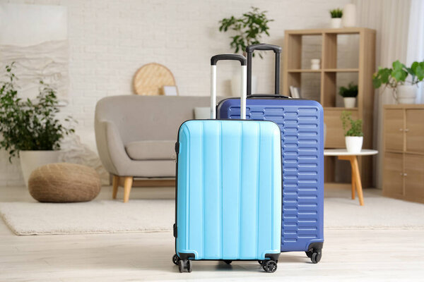 Упакованные чемоданы в гостиной
