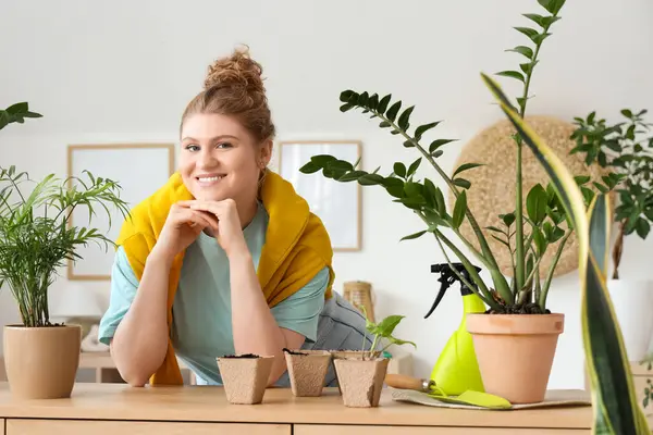Yeşil bitkiler evde olan kadın