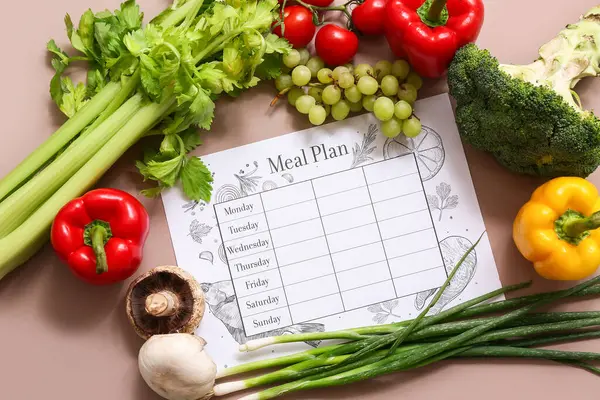 Sağlıklı ürünler ve kahverengi arka planda haftalık yemek planı. Diyet kavramı