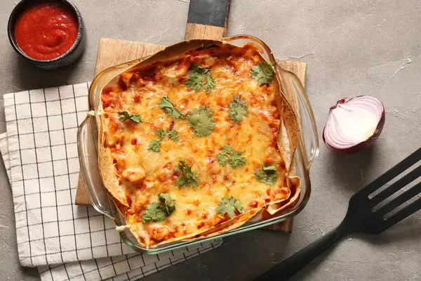 Lezzetli enchilada ve grunge soslu fırın yemeği.