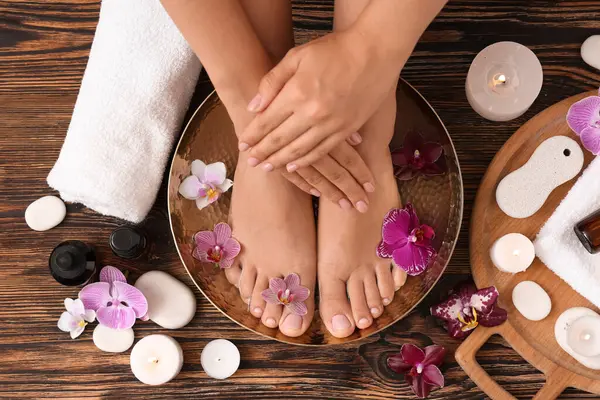 Ahşap arka planda spa tedavisi gören bir kadın.