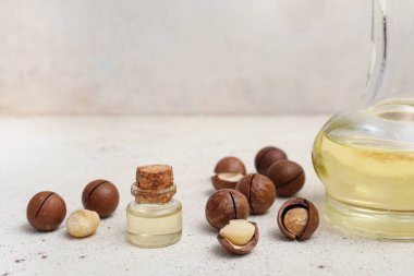 Bir şişe macadamia yağı grunge masasında, yakın plan.