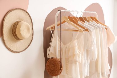 Odanın duvarına yakın beyaz elbiselerle dizilin.