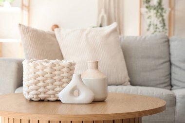 Oturma odasının içinde dekor olan kahve masası. Yakın çekim.