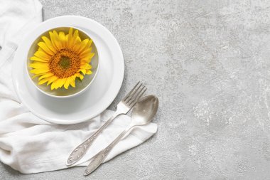 Grunge arka planında ayçiçeği olan güzel masa ayarları