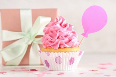 Tatlı doğum günü keki hediye paketi ve beyaz arka planda konfeti.