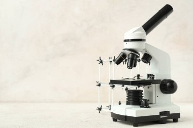 Işık arkaplanındaki mikroskop ve molekül