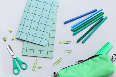 Gri arkaplanda kırtasiye malzemesi olan kompozisyon