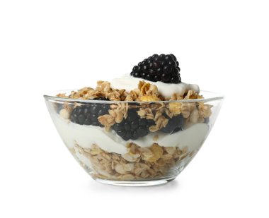 Beyaz arka planda yoğurtlu bir kase lezzetli granola.