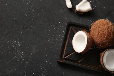 Siyah arka planda taze hindistan cevizi olan ahşap tahta.