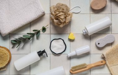 Farklı banyo malzemelerine ve hafif fayanslı kozmetik ürünlere sahip kompozisyon