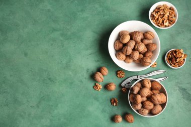 Lezzetli cevizli kaseler ve yeşil arka planda fındıkkıran