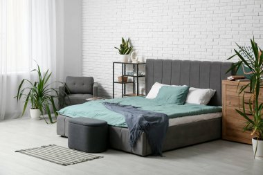 Büyük yataklı, raflı ve çekmeceli şık bir yatak odası.