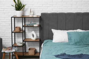 Büyük yataklı ve raf üniteli şık bir yatak odası.